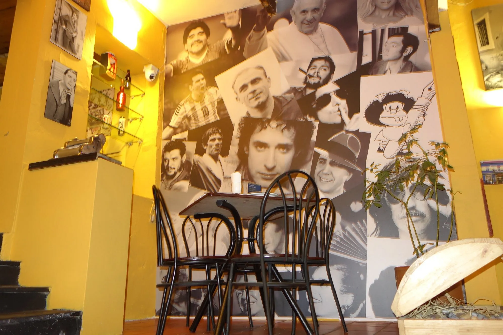 Decoracion mural con representantes culturales de Argentina