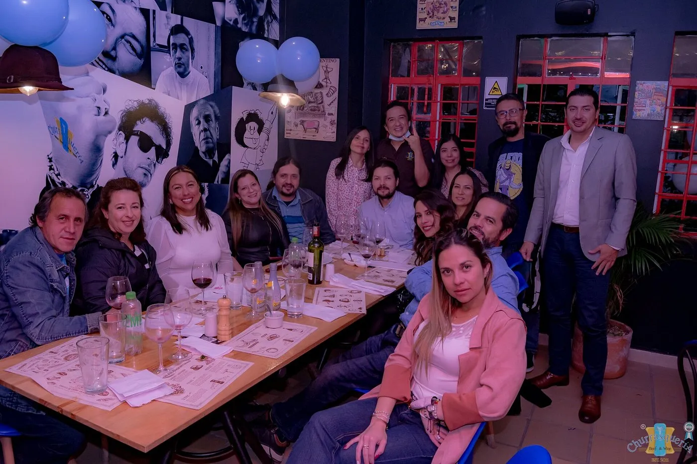 Un ammbiente acojedor para reservar con amigos